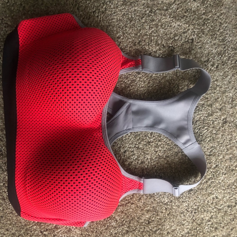Victoria’s Secret Sports Bra with Underwire 38D